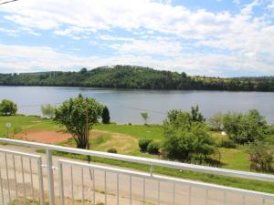 - une vue sur un lac du côté d'une route dans l'établissement Apartment Županovice-3 by Interhome, à Dobříš