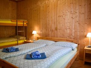 due letti in una stanza con pareti in legno di Holiday Home Míla50 by Interhome a Medeglia
