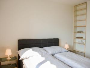 Postel nebo postele na pokoji v ubytování Apartment Lakeview by Interhome