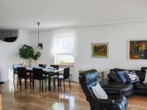 Posezení v ubytování Apartment Lakeview by Interhome