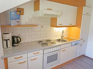 Kuchyňa alebo kuchynka v ubytovaní Apartment Apart 107 Wiesenhof by Interhome