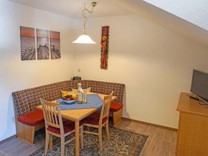 jadalnia ze stołem i krzesłami w obiekcie Apartment Apart 107 Wiesenhof by Interhome w mieście Kappl