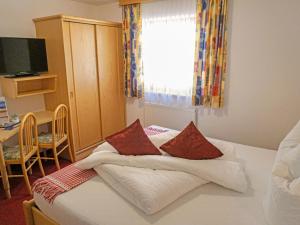 Łóżko lub łóżka w pokoju w obiekcie Apartment Apart 107 Wiesenhof by Interhome