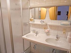 Łazienka w obiekcie Apartment Apart 107 Wiesenhof by Interhome