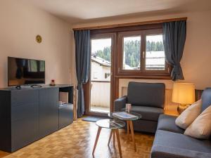 Televiisor ja/või meelelahutuskeskus majutusasutuses Apartment Chesa Palüdin 8 - Celerina by Interhome