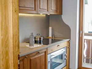 Cucina o angolo cottura di Apartment Chesa Sonnalpine B 48-5 by Interhome