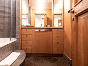 Phòng tắm tại Apartment Chesa Sonnalpine B 48-5 by Interhome