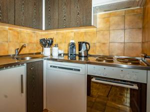 Köök või kööginurk majutusasutuses Apartment Chesa Palüdin 8 - Celerina by Interhome