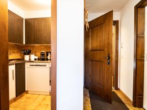 Köök või kööginurk majutusasutuses Apartment Chesa Palüdin 8 - Celerina by Interhome