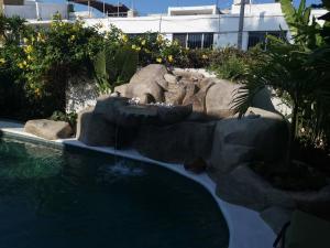Bazén v ubytování Apartmento con alberca a 50 mt del mar La Licha nebo v jeho okolí