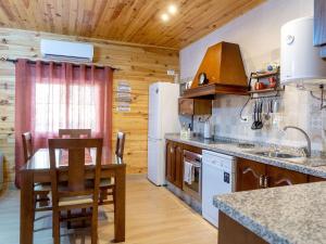 una cocina con una mesa y un refrigerador en Holiday Home La Pedriza by Interhome, en Zambra