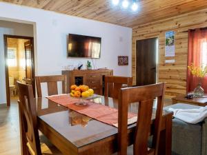 Un comedor con una mesa con un bol de fruta encima. en Holiday Home La Pedriza by Interhome, en Zambra