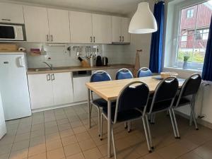 een keuken met een tafel en stoelen en een koelkast bij Holiday Home Holiday Hill E52 by Interhome in Cerny Dul