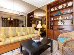 ein Wohnzimmer mit einem Sofa und einem Tisch in der Unterkunft Apartment Tamariu-1 by Interhome in Llança