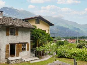 Nespecifikovaný výhled na hory nebo výhled na hory při pohledu z prázdninového domu