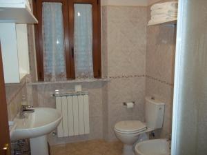 a bathroom with a toilet and a sink at Caddelovi in Fibbialla +28 photos