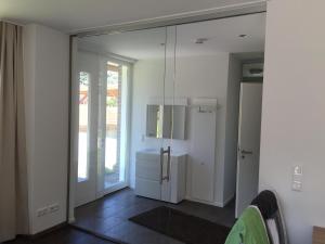 una camera con una cucina con pareti in vetro e porta di Residenz - Sonnenglut - Seeterrasse - Sauna - Parkplatz a Bad Zwischenahn