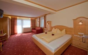 Łóżko lub łóżka w pokoju w obiekcie Panoramahotel Schwendbergerhof