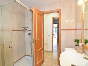 Kúpeľňa v ubytovaní Holiday Home El balcón de la cala by Interhome