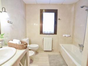 Kúpeľňa v ubytovaní Holiday Home El balcón de la cala by Interhome