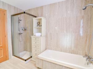 Kúpeľňa v ubytovaní Holiday Home El balcón de la cala by Interhome