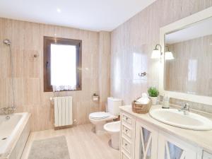 Kúpeľňa v ubytovaní Holiday Home El balcón de la cala by Interhome