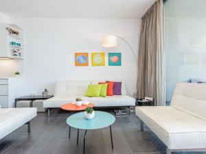 ein Wohnzimmer mit 2 weißen Sofas und einem Tisch in der Unterkunft Holiday Home STARS by Interhome in Empuriabrava