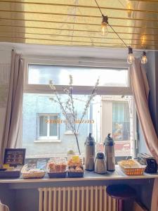 una mesa con comida en ella con una ventana en Chambres d'hôtes et Gîte Felicidade, en Mer