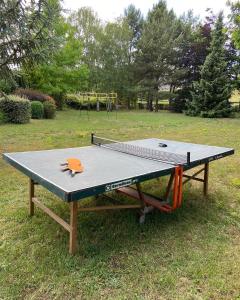 Stolní tenis v ubytování La Charmeraie : gîte de charme, piscine et spa nebo okolí