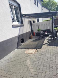 un patio con tavolo, panca e edificio di Ferien-, Monteurswohnung in Bottrop a Bottrop