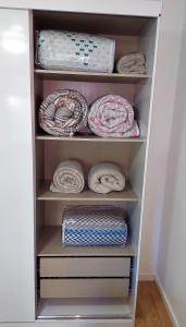 a closet filled with lots of towels and blankets at Apartamento Top, 3 quartos, Wi-Fi 300 Mbps in Porto Alegre