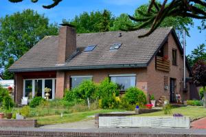 une maison en briques avec un toit rayé dans l'établissement Nassau-Inn, à Gildehaus