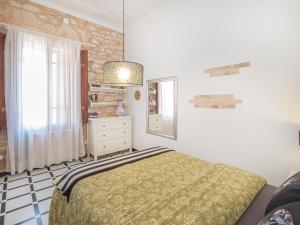 um quarto com uma cama, uma cómoda e uma janela em Holiday Home Mare by Interhome em Ses Salines