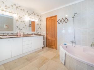 A bathroom at Holiday Home Mare by Interhome