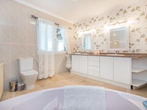 A bathroom at Holiday Home Mare by Interhome