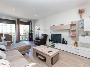 Televízia a/alebo spoločenská miestnosť v ubytovaní Apartment Jessmart by Interhome