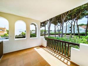 uma casa com uma varanda com vista para o oceano em Apartment Golf Royal Omega by Interhome em Pals