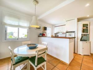 Kitchen o kitchenette sa Apartment Golf Royal Omega by Interhome