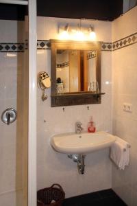 Ένα μπάνιο στο Casa Claudia - die schöne 4-Sterne-Fewo - im Sommer Bergbahntickets inclusive
