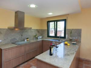 Kuchyňa alebo kuchynka v ubytovaní Holiday Home Ullastreta by Interhome