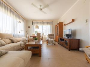 - un salon avec un canapé et une télévision dans l'établissement Apartment L'Estel by Interhome, à Torredembarra