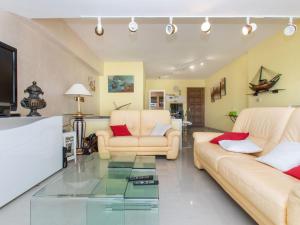 ein Wohnzimmer mit 2 Sofas und einem Glastisch in der Unterkunft Apartment Cala del mar by Interhome in Tossa de Mar
