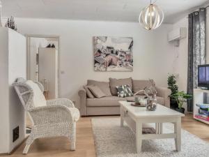 Posezení v ubytování Holiday Home Huvikumpu by Interhome