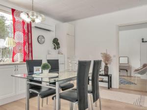 Posezení v ubytování Holiday Home Huvikumpu by Interhome