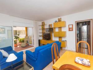 sala de estar con sillas azules y mesa en Apartment Atlantis by Interhome, en Segur de Calafell