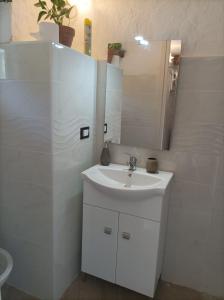 Baño blanco con lavabo y espejo en lotus flower en Sant'Olcese