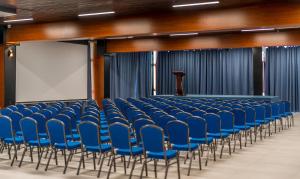 Litz Resort في كفارياتي: قاعة محاضرات وكراسي زرقاء وشاشة +61 صورة