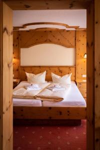 Łóżko lub łóżka w pokoju w obiekcie Panoramahotel Schwendbergerhof