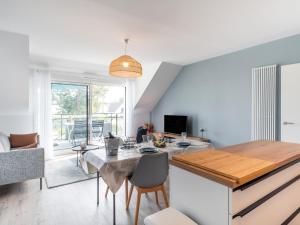 Televízia a/alebo spoločenská miestnosť v ubytovaní Apartment Les Villas du Men Du-1 by Interhome + 20 fotografií