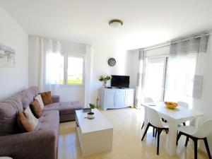 TV a/nebo společenská místnost v ubytování Apartment Eurosol-7 by Interhome